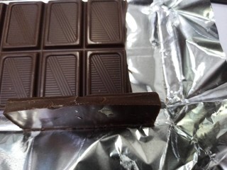 百亿补贴上购买的85克的爱莲巧大块巧克力