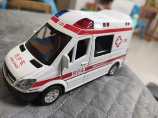 继续晒一辆国产救护车玩具