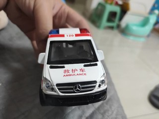 继续晒一辆国产救护车玩具