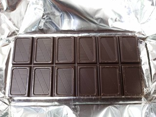 来自俄罗斯的纯可可脂黑巧克力。