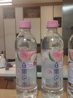 一瓶蜜桃味的白水