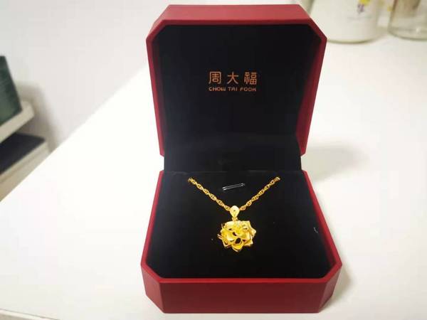 美丽大方，节日礼品。周大福黄金吊坠