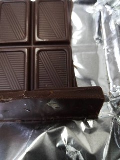 ​大块大块的香甜巧克力，俄罗斯爱莲巧。