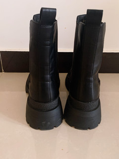 每个女生冬天都需要一双黑皮靴