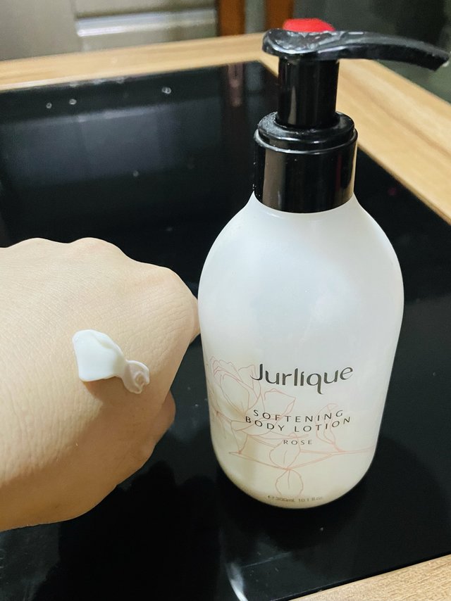 无限回购的茱莉蔻身体乳，玫瑰香很浓啊～