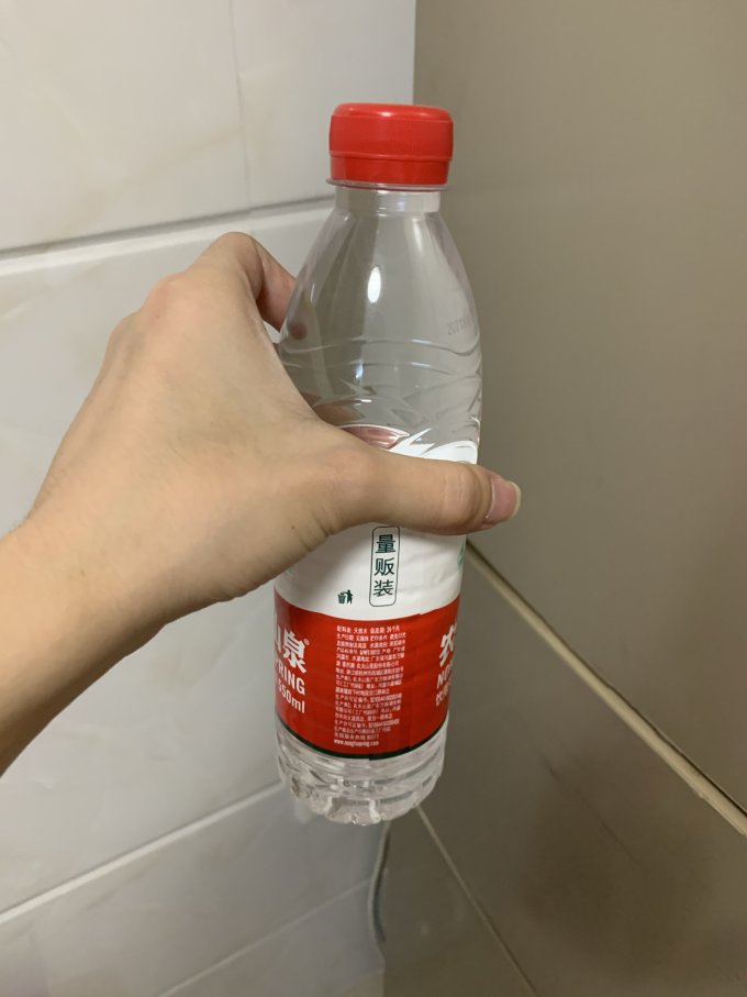 农夫山泉有点甜因为它出自大自然的搬运工