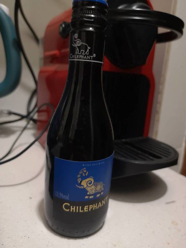 小瓶装红葡萄酒