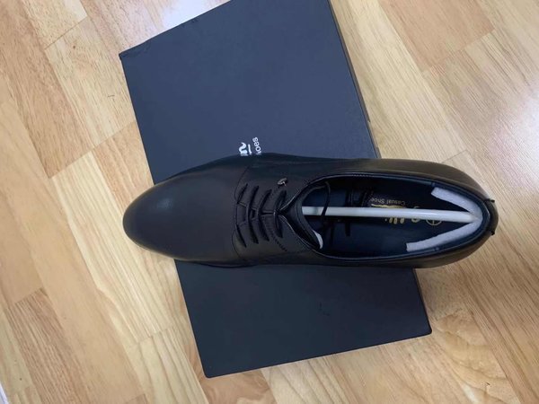 一双质量很好的商务皮鞋。