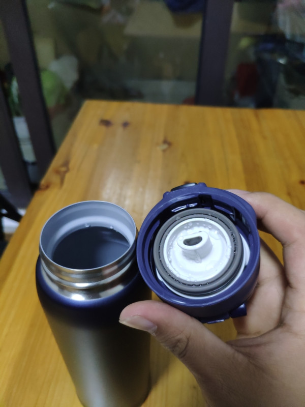 长效保温:整体黑色,塑料盖,漆面瓶体,水泥灰色涂层内胆.