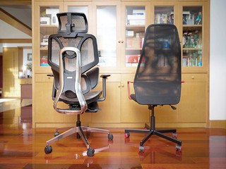 黑白调E3电竞椅，椅背和腰靠是最大亮点