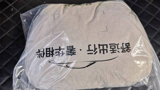 上车“迈巴赫”头枕