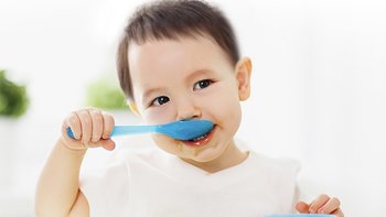 育儿园：1岁宝宝的每日营养需求！维生素、钙铁等元素的补充含量&如何补充