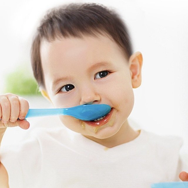 育儿园：1岁宝宝的每日营养需求！维生素、钙铁等元素的补充含量&如何补充