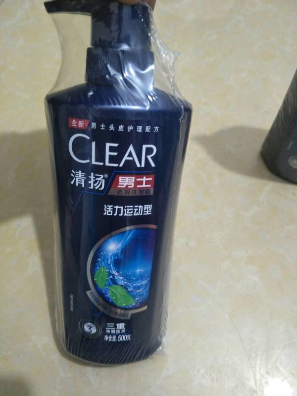 干爽柔顺:清扬男士用过以后,头皮屑很快就消失了,去油效果也很好,而且