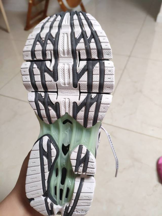 踩着弹簧去跑步