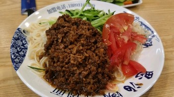 兰州牛肉面馆的炸酱面味道尚可，将羊肉串放进馍里新意有但玩坏了的思泊湖