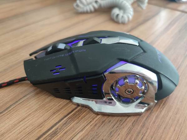 科技感十足，性价比超高的一款鼠标
