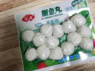 火锅食材柔嫩多汁的鱼丸