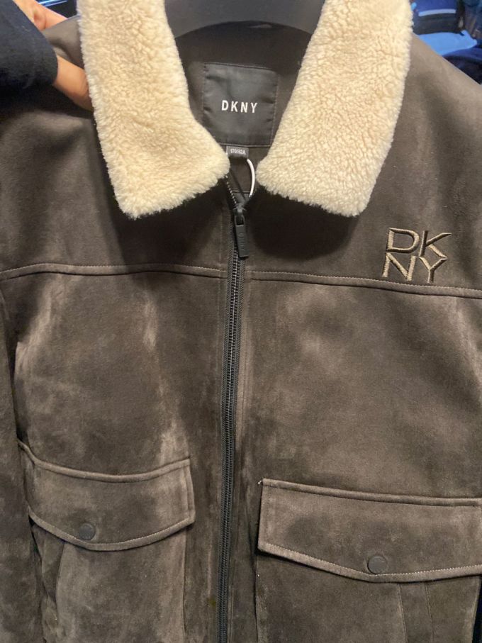 唐纳·卡兰男士夹克怎么样 给老公买的,虽然不是皮的但质感.