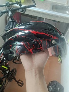 如此飒的骑行头盔，谁能不喜欢呢？