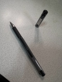 不到两元一支的中性笔，我给10分好评。