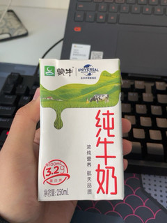 蒙牛纯牛奶北京环球度假区特选每百毫升三点