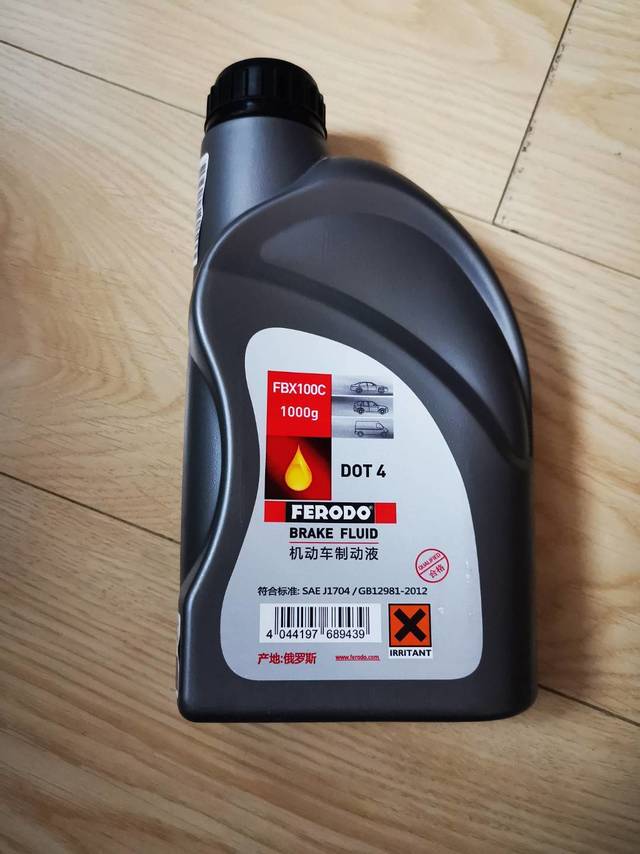 定期更换刹车油 保障行车安全