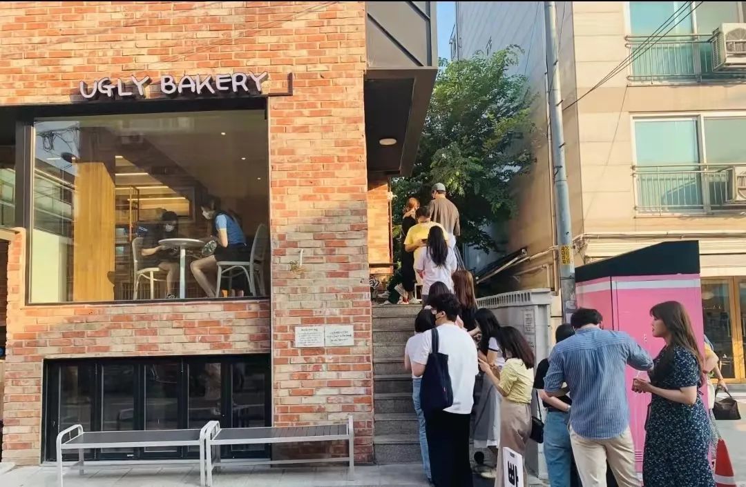 韩国「丑面包」横空出世，店主很“任性”每天营业7小时，周一周二休班，还不怕得罪顾客，这生意做的无敌了