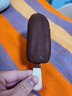 梦龙黑巧克力蓝莓口味冰激凌雪糕