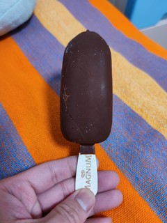 梦龙黑巧克力蓝莓口味冰激凌雪糕