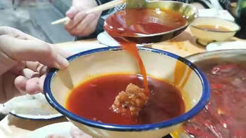 重庆巷子里的老火锅，特色菜是石磨河水豆花，原汤油碟令人怀念