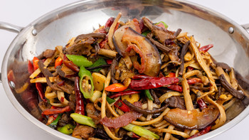 王刚的美食精选 篇一百零八：厨师长教你：“干锅茶树菇”的家常做法，鲜辣干香，爽脆下饭 