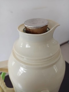 复古的传统样式保温开水瓶。