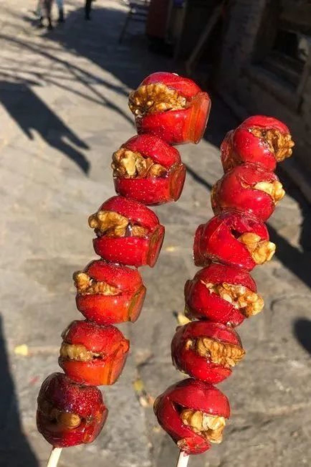 确认过口感,是小时候的味道,还有刚出锅的核桃夹馅糖葫芦,酥脆甘甜
