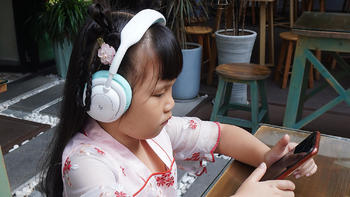 专为儿童学习设计，碳氧头戴式儿童学习耳机体验