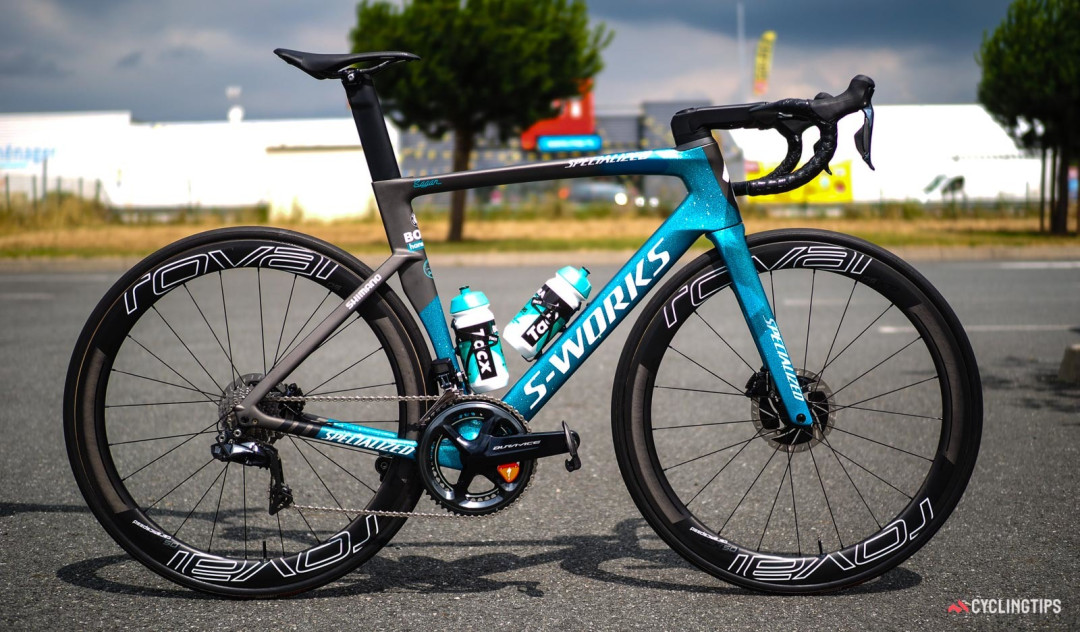 2011年,闪电发布了第一款空气动力学公路大组旗舰车型venge,这款车的