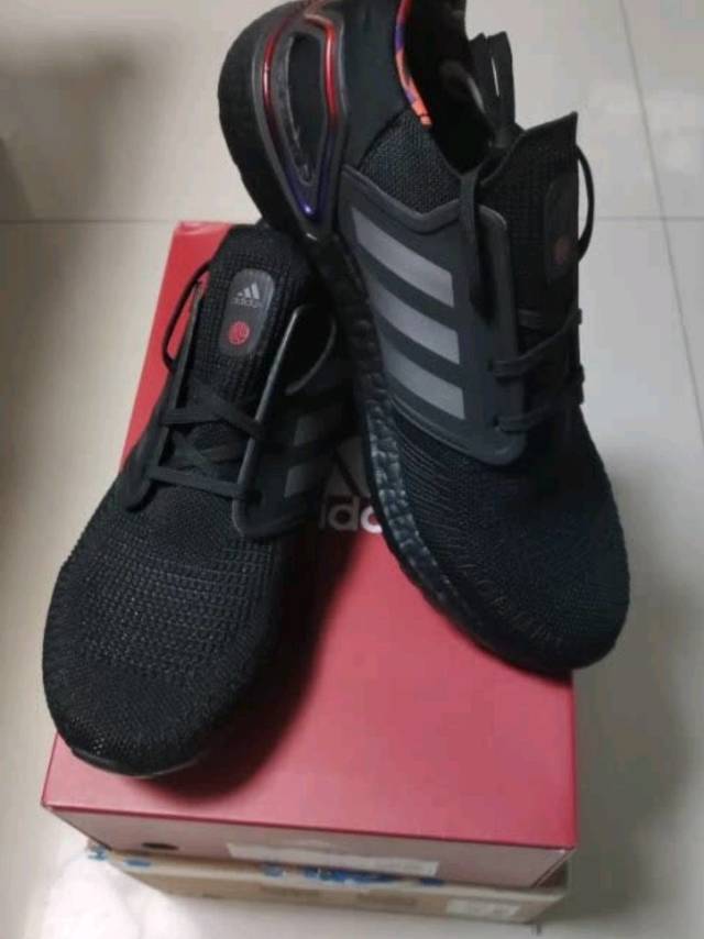 adidas男款boost跑步鞋