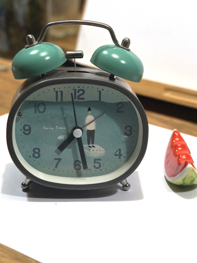 想不起床都不行的神器，机械式闹钟