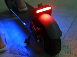 应该是华为首款有红蓝氛围灯的电动滑板车