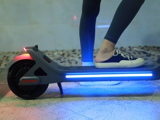 应该是华为首款有红蓝氛围灯的电动滑板车