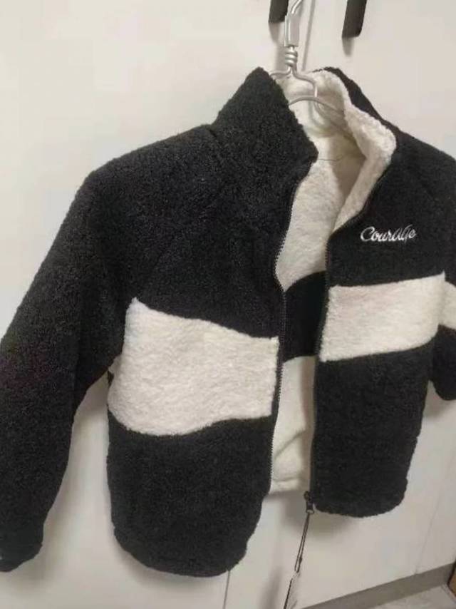 给孩子来一件羊羔毛双面穿外套吧