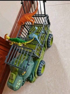 小男孩都喜欢恐龙玩具！