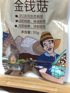 今晚炖鸡汤，加点金钱菇