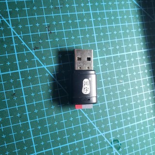 USB 2.0  个头小。足以应付办公顶