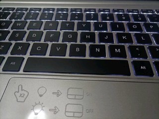 机械革命S5笔记本电脑打游戏解压。