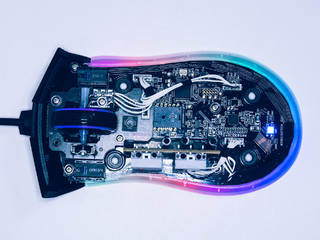 ROG战刃游戏鼠标：RGB光效、可换微动