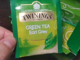 一盒多种口味的川宁绿茶
