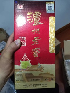 酒液浓香正宗，酒体透明，醇香四溢