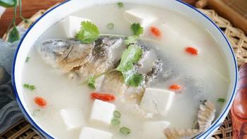 日常三餐 篇一百一十二：做鲫鱼豆腐汤，如何做到汤白味鲜，秘密都在这里了！ 