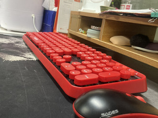 红+黑的鼠标键盘套装，狂拽炫酷D炸办公室